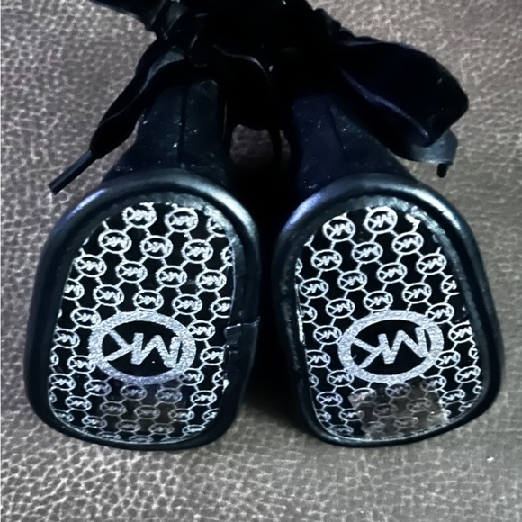 MICHAEL KORS BLACK VELVET BABY BOOTS BOOTIES WITH BLACK VELVET TIES BRAND NEW - Picture 2 of 5